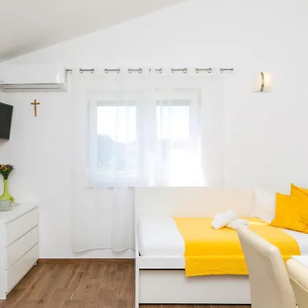 Radic - A1 First Floor - Mpolo Apartment