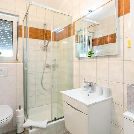 Radic - A1 First Floor - Mpolo Apartment